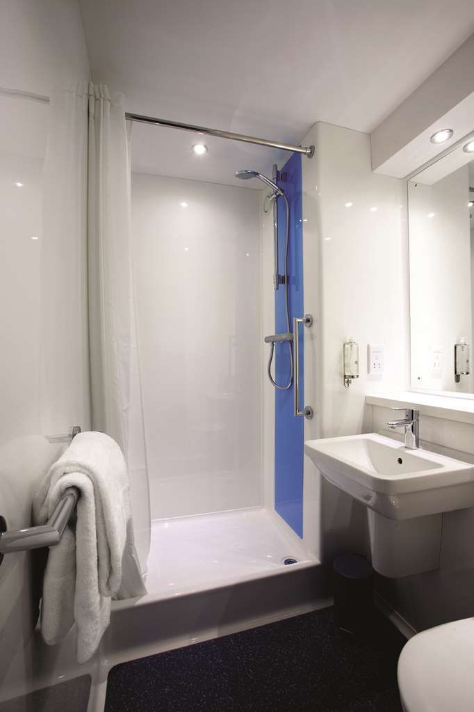 Travelodge Ръджли Стая снимка